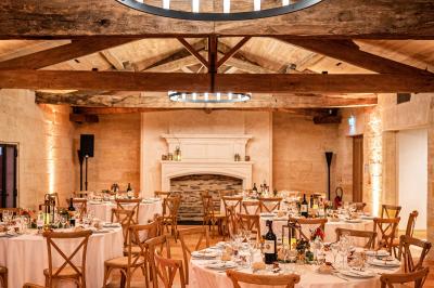 Miniature Location salle Saint-Philippe-d'Aiguille (Gironde) - Château d'Aiguilhe #9 Vue aérienne d'un domaine entouré de vignes, de bâtiments en pierre et d'un cours d'eau bordé de verdure.