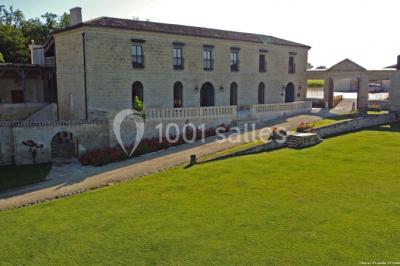 Miniature Location salle Saint-Philippe-d'Aiguille (Gironde) - Château d'Aiguilhe #4 Vue d'un lac entouré d'arbres au lever du soleil, avec des reflets sur l'eau et une légère brume.