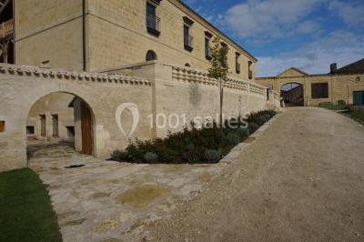 Miniature Location salle Saint-Philippe-d'Aiguille (Gironde) - Château d'Aiguilhe #10 Vue d'un lac entouré d'arbres au lever du soleil, avec des reflets sur l'eau et une légère brume.