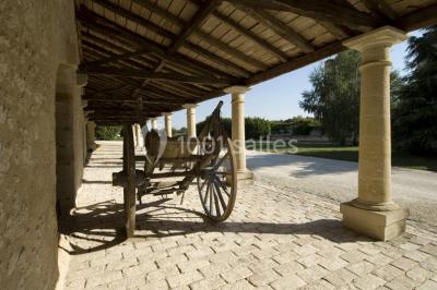 Miniature Location salle Saint-Philippe-d'Aiguille (Gironde) - Château d'Aiguilhe #12 Vue d'un lac entouré d'arbres au lever du soleil, avec des reflets sur l'eau et une légère brume.