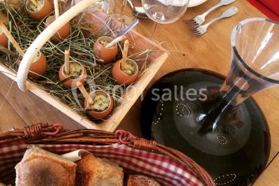 Miniature Location salle Saint-Philippe-d'Aiguille (Gironde) - Château d'Aiguilhe #15 Vue d'un lac entouré d'arbres au lever du soleil, avec des reflets sur l'eau et une légère brume.