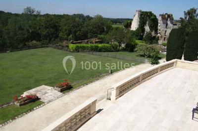 Miniature Location salle Saint-Philippe-d'Aiguille (Gironde) - Château d'Aiguilhe #9 Vue d'un lac entouré d'arbres au lever du soleil, avec des reflets sur l'eau et une légère brume.