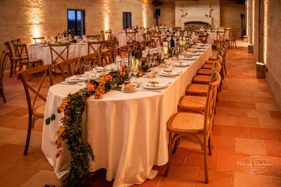 Miniature Location salle Saint-Philippe-d'Aiguille (Gironde) - Château d'Aiguilhe #7 Vue d'un lac entouré d'arbres au lever du soleil, avec des reflets sur l'eau et une légère brume.
