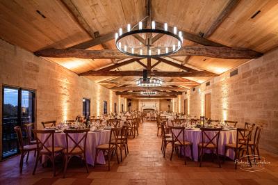 Miniature Location salle Saint-Philippe-d'Aiguille (Gironde) - Château d'Aiguilhe #6 Vue d'un lac entouré d'arbres au lever du soleil, avec des reflets sur l'eau et une légère brume.