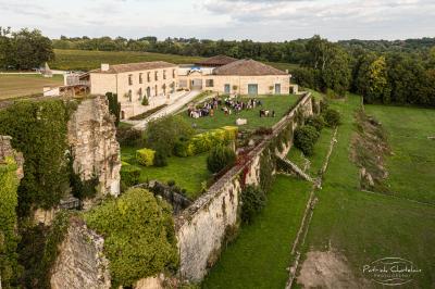 Miniature Location salle Saint-Philippe-d'Aiguille (Gironde) - Château d'Aiguilhe #3 Vue d'un lac entouré d'arbres au lever du soleil, avec des reflets sur l'eau et une légère brume.