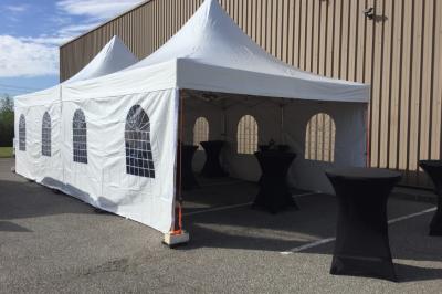 Miniature Damaxx Events #5 Sapin de Noël décoré de boules dorées et entouré de sacs cadeaux dans un magasin.