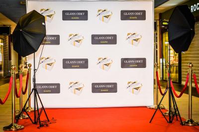 Miniature Damaxx Events #6 Sapin de Noël décoré de boules dorées et entouré de sacs cadeaux dans un magasin.