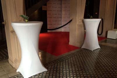 Miniature Damaxx Events #7 Sapin de Noël décoré de boules dorées et entouré de sacs cadeaux dans un magasin.