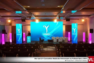 Miniature Damaxx Events #8 Sapin de Noël décoré de boules dorées et entouré de sacs cadeaux dans un magasin.