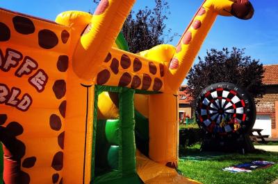 Miniature Damaxx Events #9 Sapin de Noël décoré de boules dorées et entouré de sacs cadeaux dans un magasin.