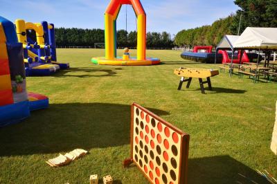 Miniature Damaxx Events #10 Sapin de Noël décoré de boules dorées et entouré de sacs cadeaux dans un magasin.