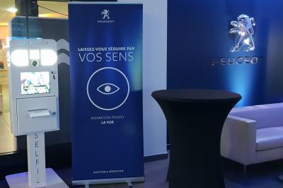 Miniature Damaxx Events #12 Sapin de Noël décoré de boules dorées et entouré de sacs cadeaux dans un magasin.