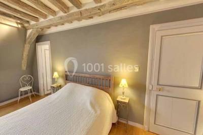 Miniature Location salle Harquency (Eure) - La Grange de Bourgoult #53 Platines vinyles et disques exposés sur une table en extérieur, avec un jardin verdoyant et un pigeonnier à colombages en…