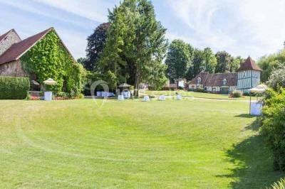 Miniature Location salle Harquency (Eure) - La Grange de Bourgoult #57 Platines vinyles et disques exposés sur une table en extérieur, avec un jardin verdoyant et un pigeonnier à colombages en…