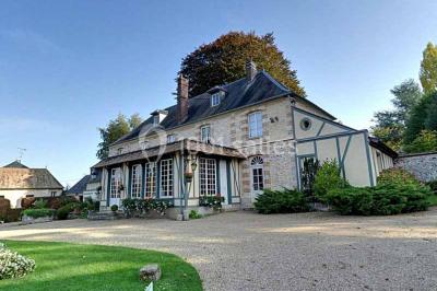 Miniature Location salle Harquency (Eure) - La Grange de Bourgoult #51 Platines vinyles et disques exposés sur une table en extérieur, avec un jardin verdoyant et un pigeonnier à colombages en…