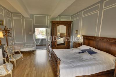 Miniature Location salle Harquency (Eure) - La Grange de Bourgoult #52 Platines vinyles et disques exposés sur une table en extérieur, avec un jardin verdoyant et un pigeonnier à colombages en…