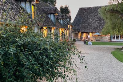 Miniature Location salle Harquency (Eure) - La Grange de Bourgoult #21 Platines vinyles et disques exposés sur une table en extérieur, avec un jardin verdoyant et un pigeonnier à colombages en…