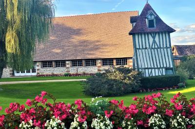 Miniature Location salle Harquency (Eure) - La Grange de Bourgoult #22 Platines vinyles et disques exposés sur une table en extérieur, avec un jardin verdoyant et un pigeonnier à colombages en…