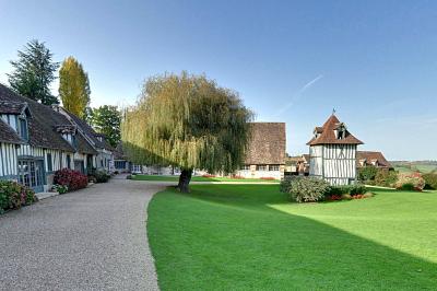 Miniature Location salle Harquency (Eure) - La Grange de Bourgoult #13 Platines vinyles et disques exposés sur une table en extérieur, avec un jardin verdoyant et un pigeonnier à colombages en…
