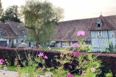 Miniature Location salle Harquency (Eure) - La Grange de Bourgoult #27 Platines vinyles et disques exposés sur une table en extérieur, avec un jardin verdoyant et un pigeonnier à colombages en…