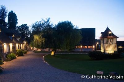 Miniature Location salle Harquency (Eure) - La Grange de Bourgoult #29 Platines vinyles et disques exposés sur une table en extérieur, avec un jardin verdoyant et un pigeonnier à colombages en…
