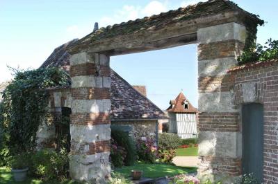 Miniature Location salle Harquency (Eure) - La Grange de Bourgoult #19 Platines vinyles et disques exposés sur une table en extérieur, avec un jardin verdoyant et un pigeonnier à colombages en…
