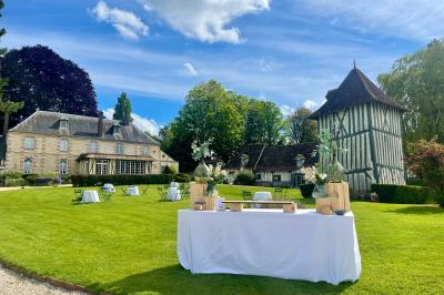 Miniature Location salle Harquency (Eure) - La Grange de Bourgoult #3 Platines vinyles et disques exposés sur une table en extérieur, avec un jardin verdoyant et un pigeonnier à colombages en…