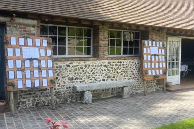 Miniature Location salle Harquency (Eure) - La Grange de Bourgoult #30 Platines vinyles et disques exposés sur une table en extérieur, avec un jardin verdoyant et un pigeonnier à colombages en…