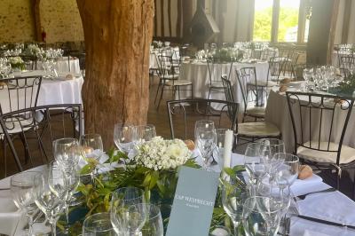 Miniature Location salle Harquency (Eure) - La Grange de Bourgoult #31 Platines vinyles et disques exposés sur une table en extérieur, avec un jardin verdoyant et un pigeonnier à colombages en…