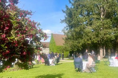 Miniature Location salle Harquency (Eure) - La Grange de Bourgoult #23 Platines vinyles et disques exposés sur une table en extérieur, avec un jardin verdoyant et un pigeonnier à colombages en…