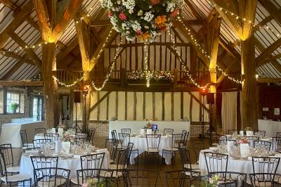 Miniature Location salle Harquency (Eure) - La Grange de Bourgoult #7 Platines vinyles et disques exposés sur une table en extérieur, avec un jardin verdoyant et un pigeonnier à colombages en…