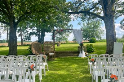 Miniature Location salle Harquency (Eure) - La Grange de Bourgoult #15 Platines vinyles et disques exposés sur une table en extérieur, avec un jardin verdoyant et un pigeonnier à colombages en…
