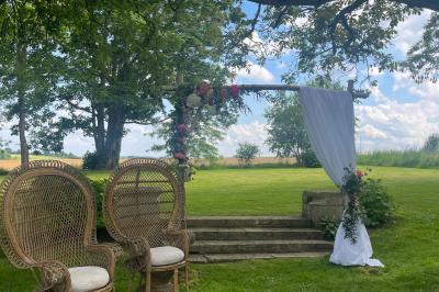 Miniature Location salle Harquency (Eure) - La Grange de Bourgoult #32 Platines vinyles et disques exposés sur une table en extérieur, avec un jardin verdoyant et un pigeonnier à colombages en…