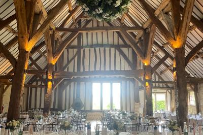 Miniature Location salle Harquency (Eure) - La Grange de Bourgoult #16 Platines vinyles et disques exposés sur une table en extérieur, avec un jardin verdoyant et un pigeonnier à colombages en…