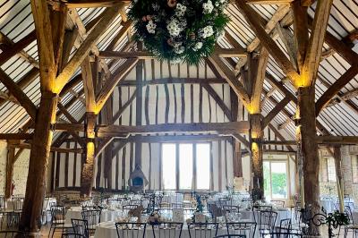 Miniature Location salle Harquency (Eure) - La Grange de Bourgoult #34 Platines vinyles et disques exposés sur une table en extérieur, avec un jardin verdoyant et un pigeonnier à colombages en…