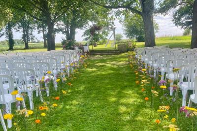 Miniature Location salle Harquency (Eure) - La Grange de Bourgoult #14 Platines vinyles et disques exposés sur une table en extérieur, avec un jardin verdoyant et un pigeonnier à colombages en…