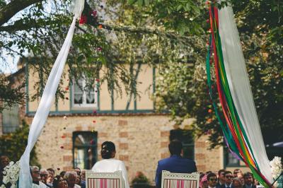 Miniature Location salle Harquency (Eure) - La Grange de Bourgoult #39 Platines vinyles et disques exposés sur une table en extérieur, avec un jardin verdoyant et un pigeonnier à colombages en…