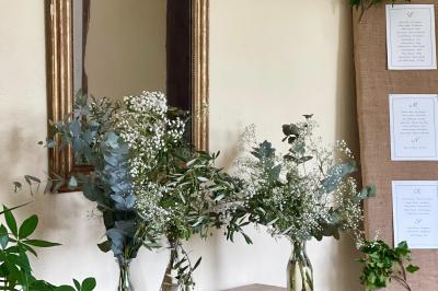 Miniature Location salle Harquency (Eure) - La Grange de Bourgoult #40 Platines vinyles et disques exposés sur une table en extérieur, avec un jardin verdoyant et un pigeonnier à colombages en…