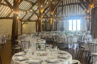 Miniature Location salle Harquency (Eure) - La Grange de Bourgoult #41 Platines vinyles et disques exposés sur une table en extérieur, avec un jardin verdoyant et un pigeonnier à colombages en…
