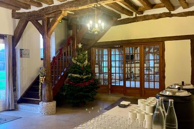 Miniature Location salle Harquency (Eure) - La Grange de Bourgoult #42 Platines vinyles et disques exposés sur une table en extérieur, avec un jardin verdoyant et un pigeonnier à colombages en…