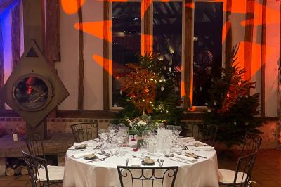 Miniature Location salle Harquency (Eure) - La Grange de Bourgoult #43 Platines vinyles et disques exposés sur une table en extérieur, avec un jardin verdoyant et un pigeonnier à colombages en…