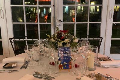 Miniature Location salle Harquency (Eure) - La Grange de Bourgoult #45 Platines vinyles et disques exposés sur une table en extérieur, avec un jardin verdoyant et un pigeonnier à colombages en…