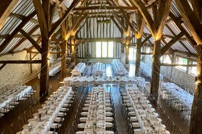 Miniature Location salle Harquency (Eure) - La Grange de Bourgoult #46 Platines vinyles et disques exposés sur une table en extérieur, avec un jardin verdoyant et un pigeonnier à colombages en…