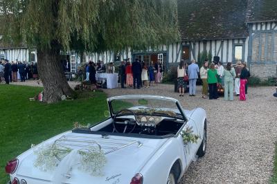 Miniature Location salle Harquency (Eure) - La Grange de Bourgoult #48 Platines vinyles et disques exposés sur une table en extérieur, avec un jardin verdoyant et un pigeonnier à colombages en…