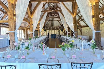 Miniature Location salle Harquency (Eure) - La Grange de Bourgoult #49 Platines vinyles et disques exposés sur une table en extérieur, avec un jardin verdoyant et un pigeonnier à colombages en…
