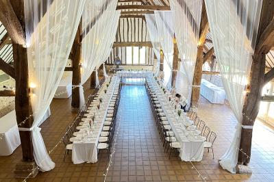 Miniature Location salle Harquency (Eure) - La Grange de Bourgoult #50 Platines vinyles et disques exposés sur une table en extérieur, avec un jardin verdoyant et un pigeonnier à colombages en…