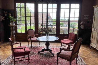 Miniature Location salle Harquency (Eure) - La Grange de Bourgoult #55 Platines vinyles et disques exposés sur une table en extérieur, avec un jardin verdoyant et un pigeonnier à colombages en…