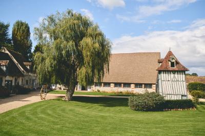 Miniature Location salle Harquency (Eure) - La Grange de Bourgoult #20 Platines vinyles et disques exposés sur une table en extérieur, avec un jardin verdoyant et un pigeonnier à colombages en…