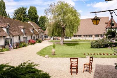 Miniature Location salle Harquency (Eure) - La Grange de Bourgoult #60 Platines vinyles et disques exposés sur une table en extérieur, avec un jardin verdoyant et un pigeonnier à colombages en…