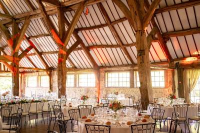 Miniature Location salle Harquency (Eure) - La Grange de Bourgoult #62 Platines vinyles et disques exposés sur une table en extérieur, avec un jardin verdoyant et un pigeonnier à colombages en…